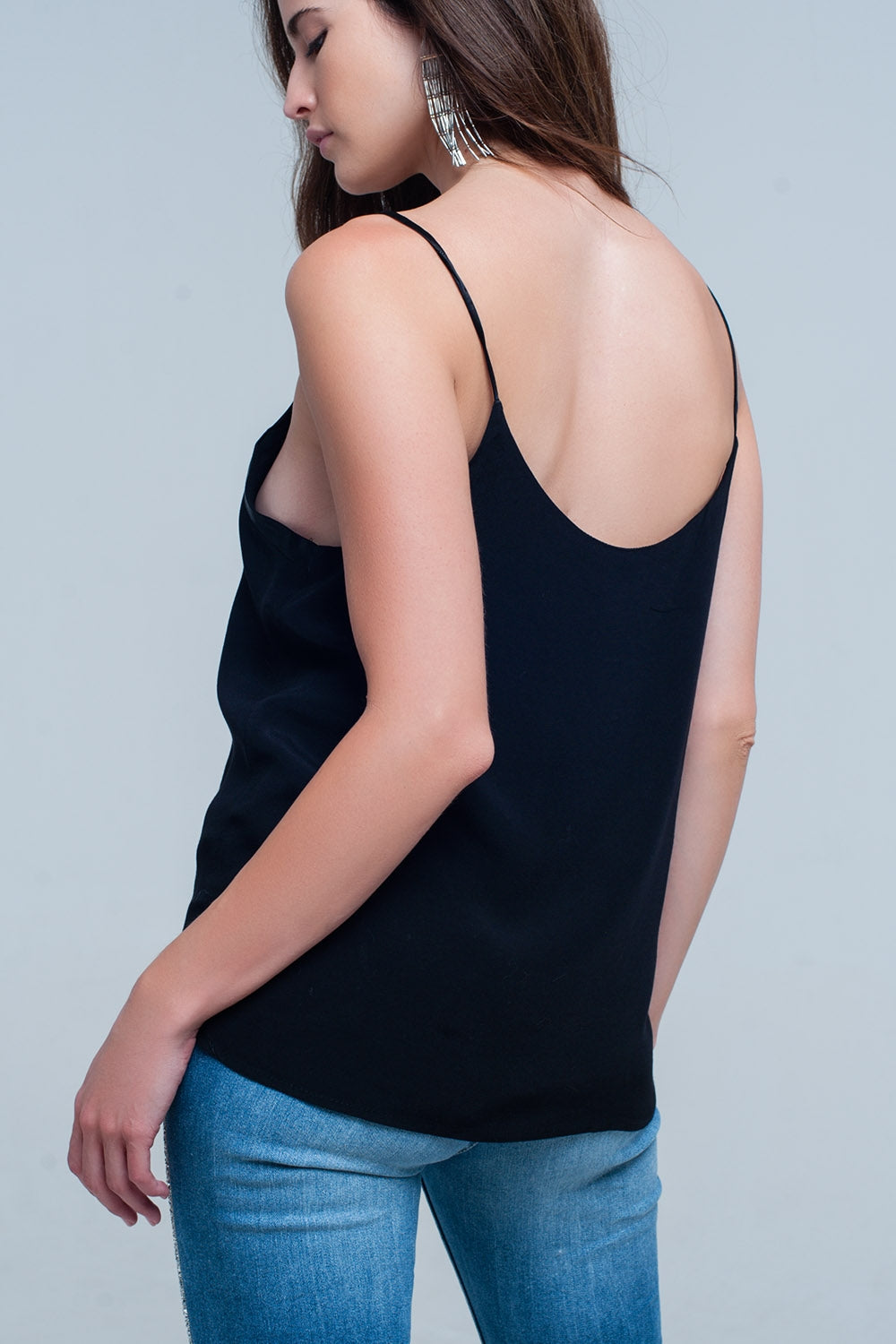 Top negro de tirantes con detalle de brillo Q2