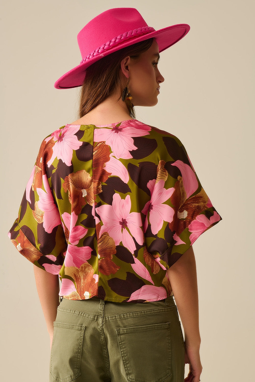 Top nudo floral con fondo verde en tejido satinado Q2