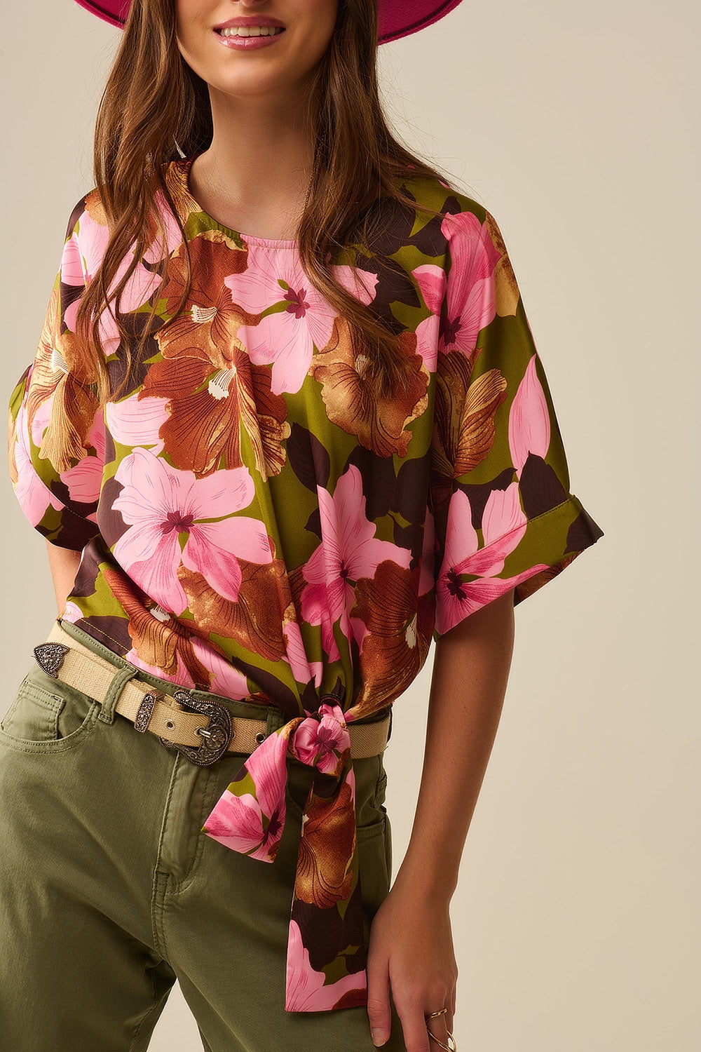 Top nudo floral con fondo verde en tejido satinado Q2