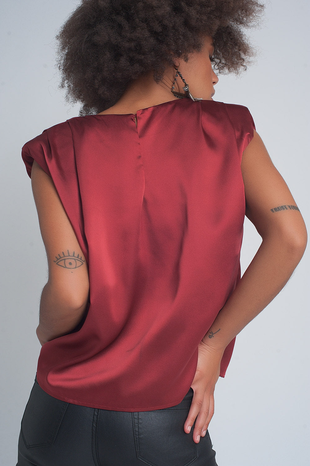 Top rojo sin mangas con hombreras y diseño fruncido de satén Q2