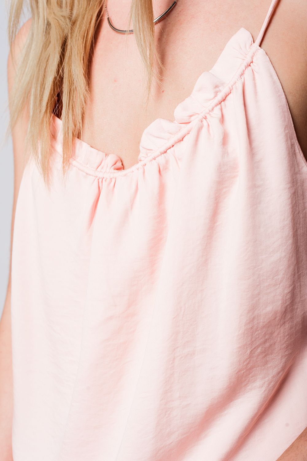 Top rosa con detalle de espalda abierta Q2