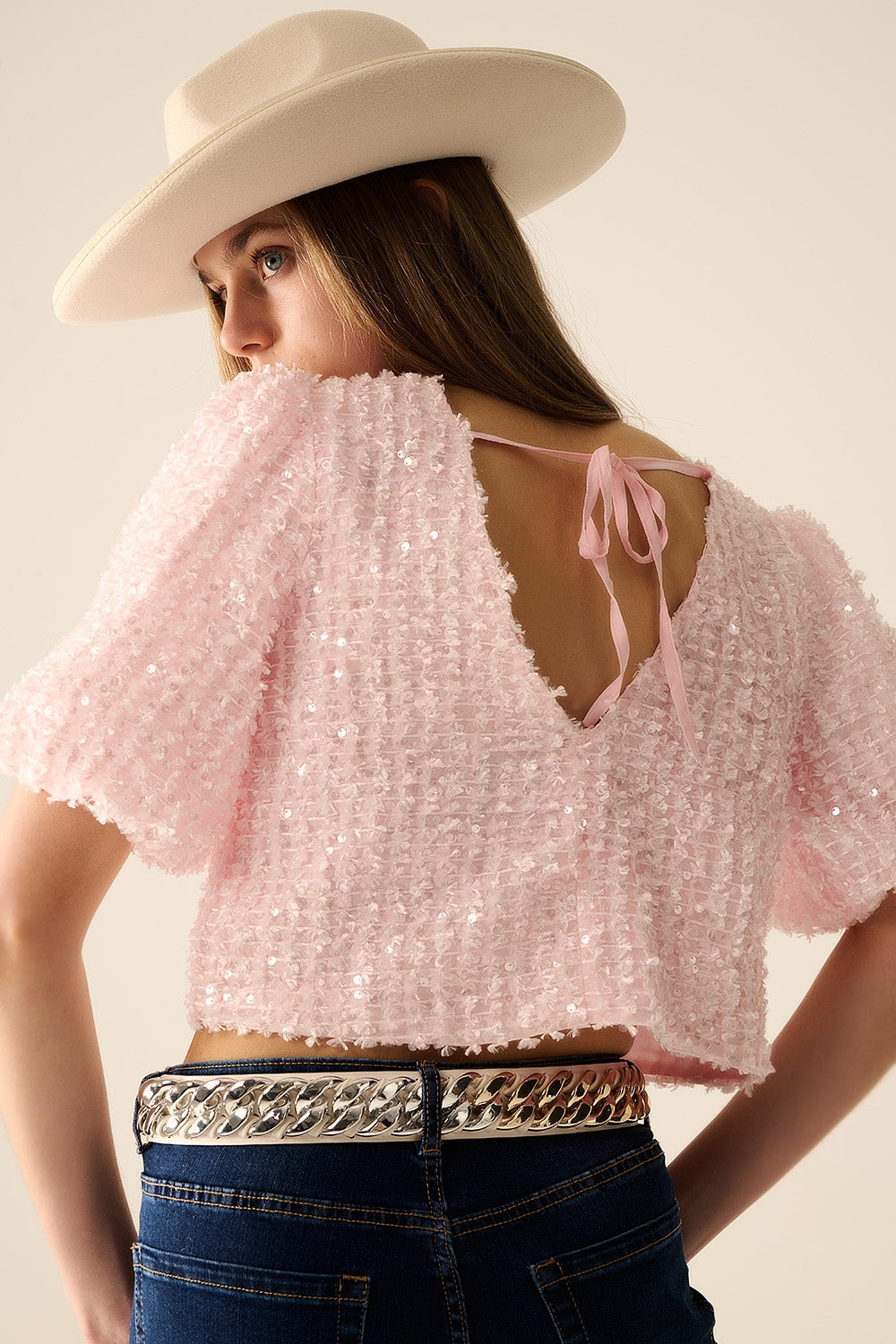 Top rosa con detalle de lentejuelas y mangas globo Q2