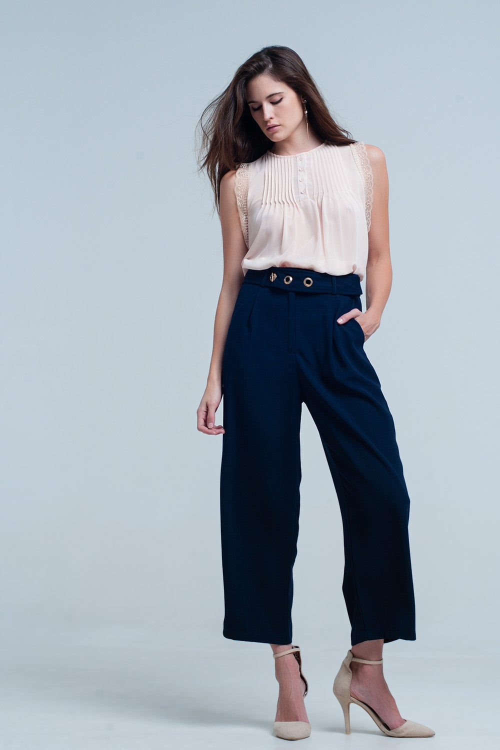 Top sin mangas beige con detalles de encaje Q2
