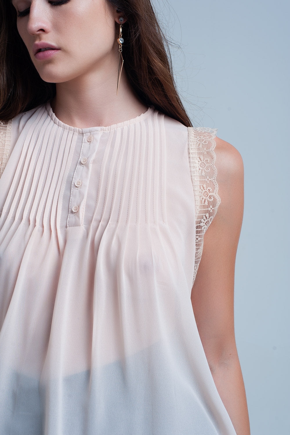Top sin mangas beige con detalles de encaje Q2