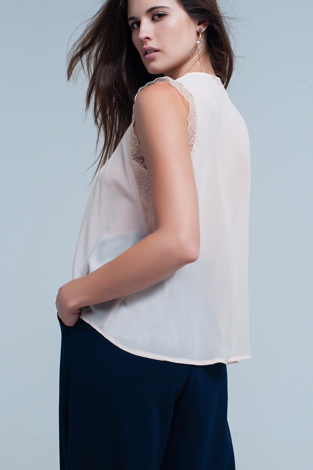 Top sin mangas beige con detalles de encaje Q2