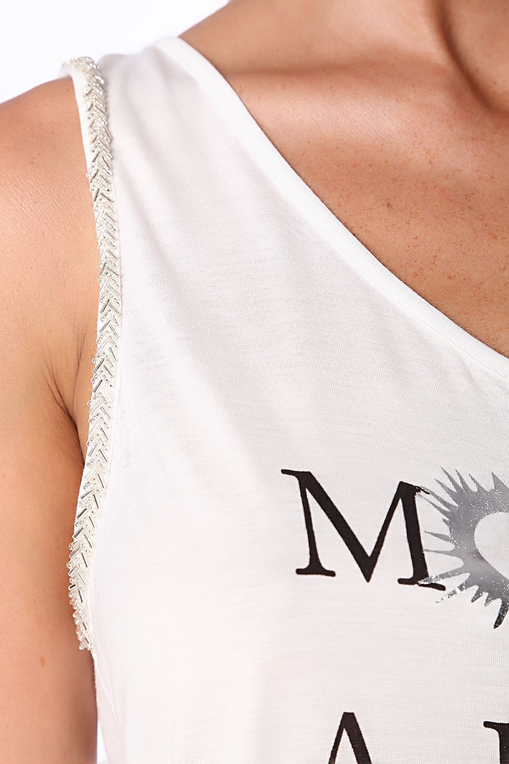 Top sin mangas blanco con logo y abertura central Q2