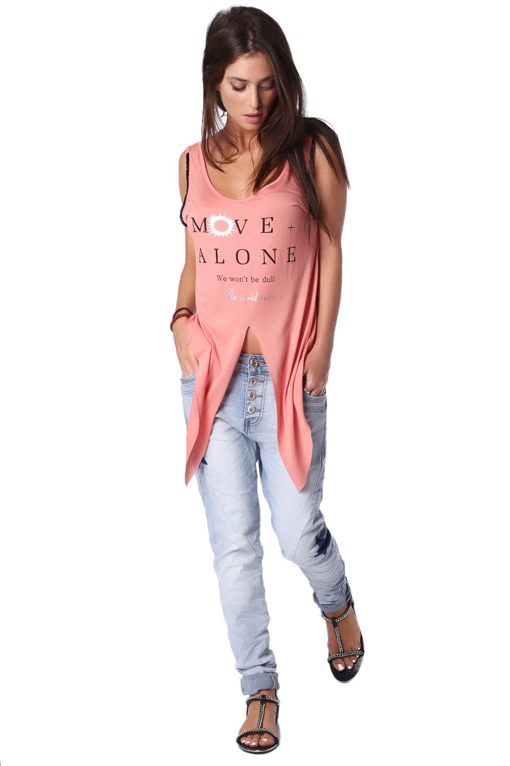 Top sin mangas color coral con logo y abertura central Q2