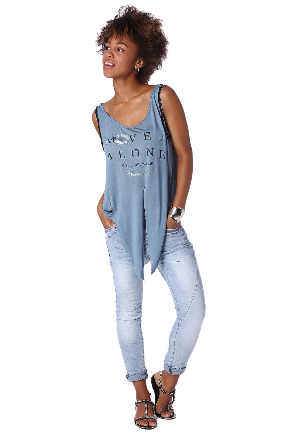 Top sin mangas azul con logo y abertura central Q2
