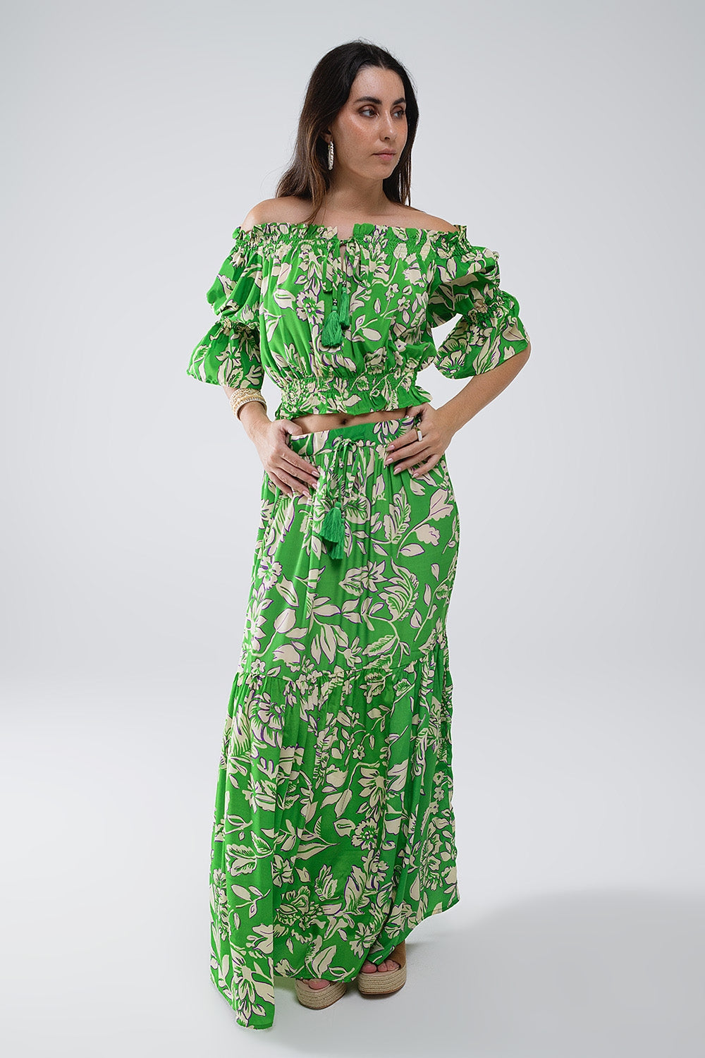Top verde con hombros descubiertos y cintura elástica en estampado floral Q2