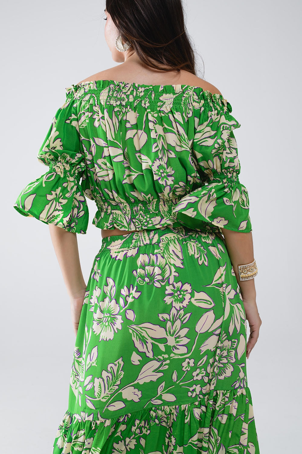 Top verde con hombros descubiertos y cintura elástica en estampado floral Q2