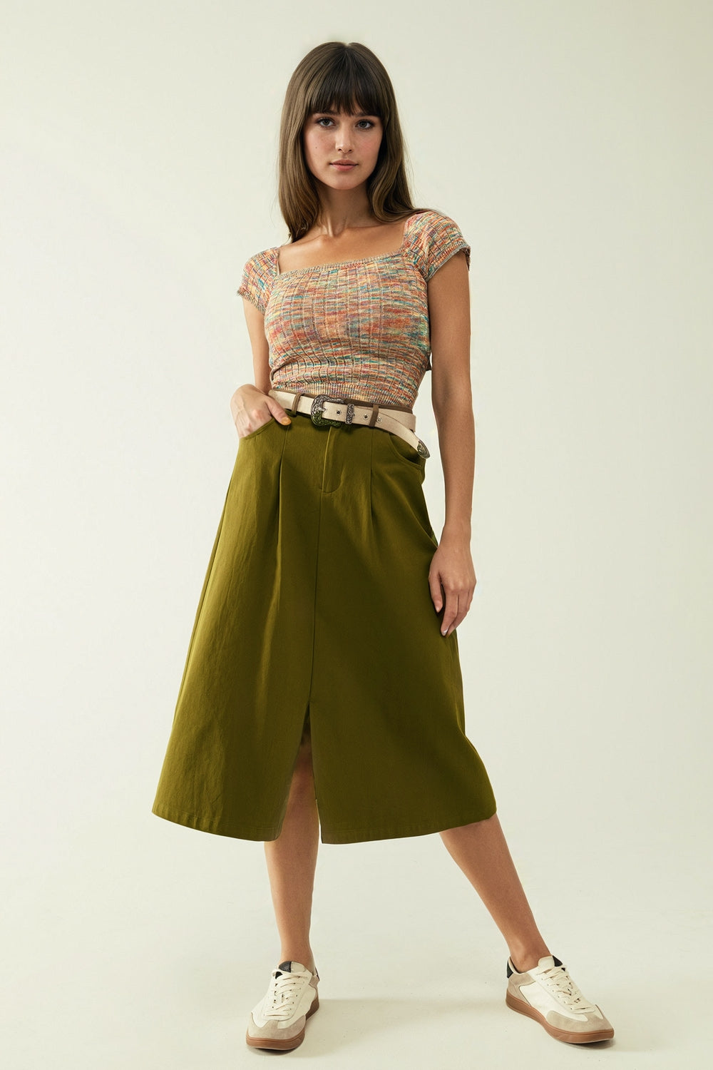 Una falda midi de línea A con bolsillos en color caqui Q2