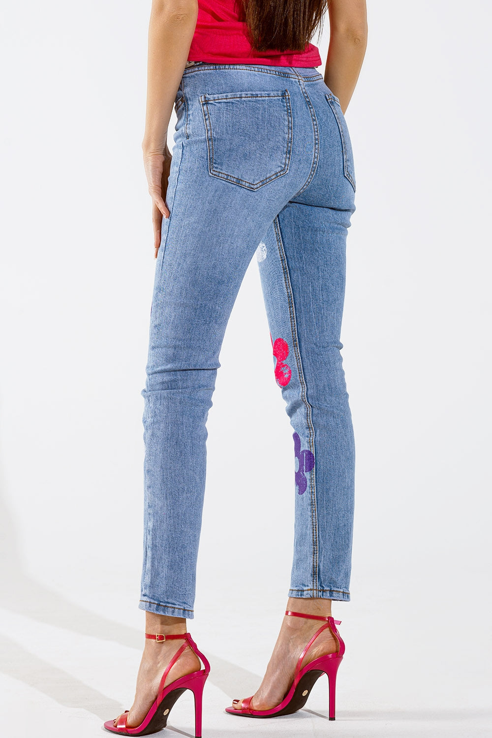 Vaqueros 5 bolsillos skinny con detalle de flores Q2
