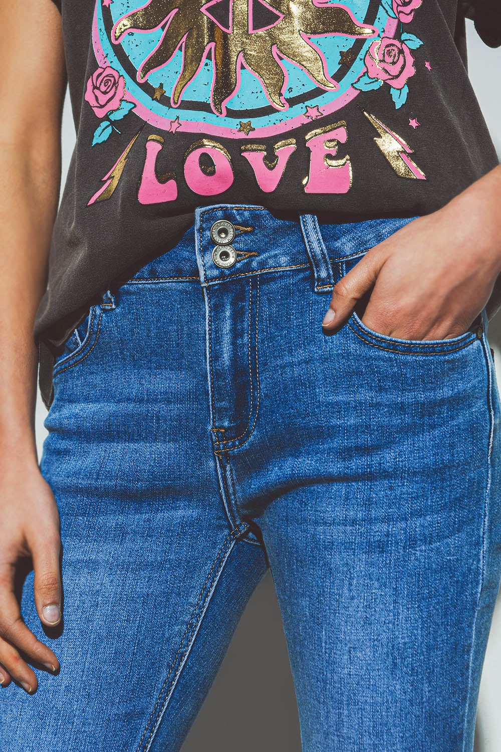 Vaqueros acampanados de cintura con doble botón en denim azul Q2