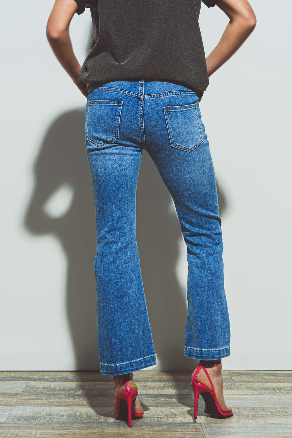 Vaqueros acampanados de cintura con doble botón en denim azul Q2