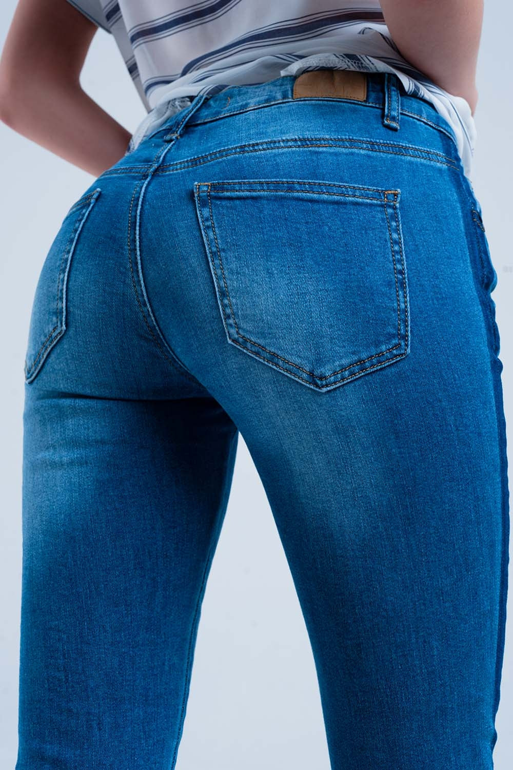 Vaqueros ajustados con raya lateral en azul Q2