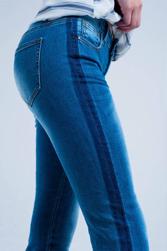 Q2 Vaqueros ajustados con raya lateral en azul