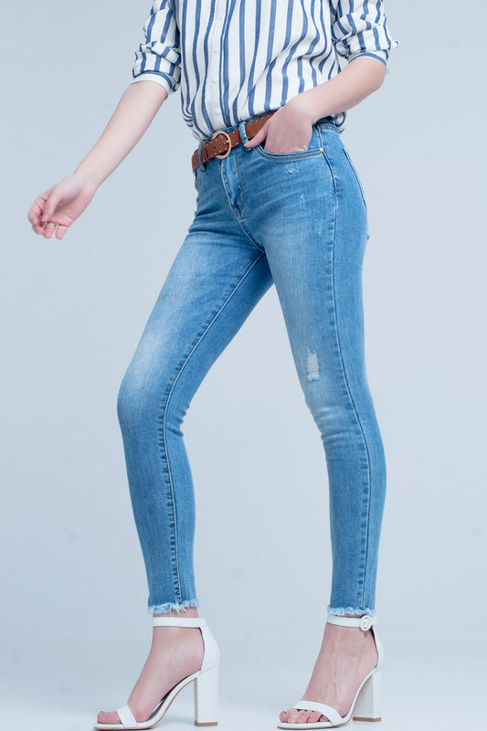 Q2 Vaqueros ajustados en azul con detalle rasgado