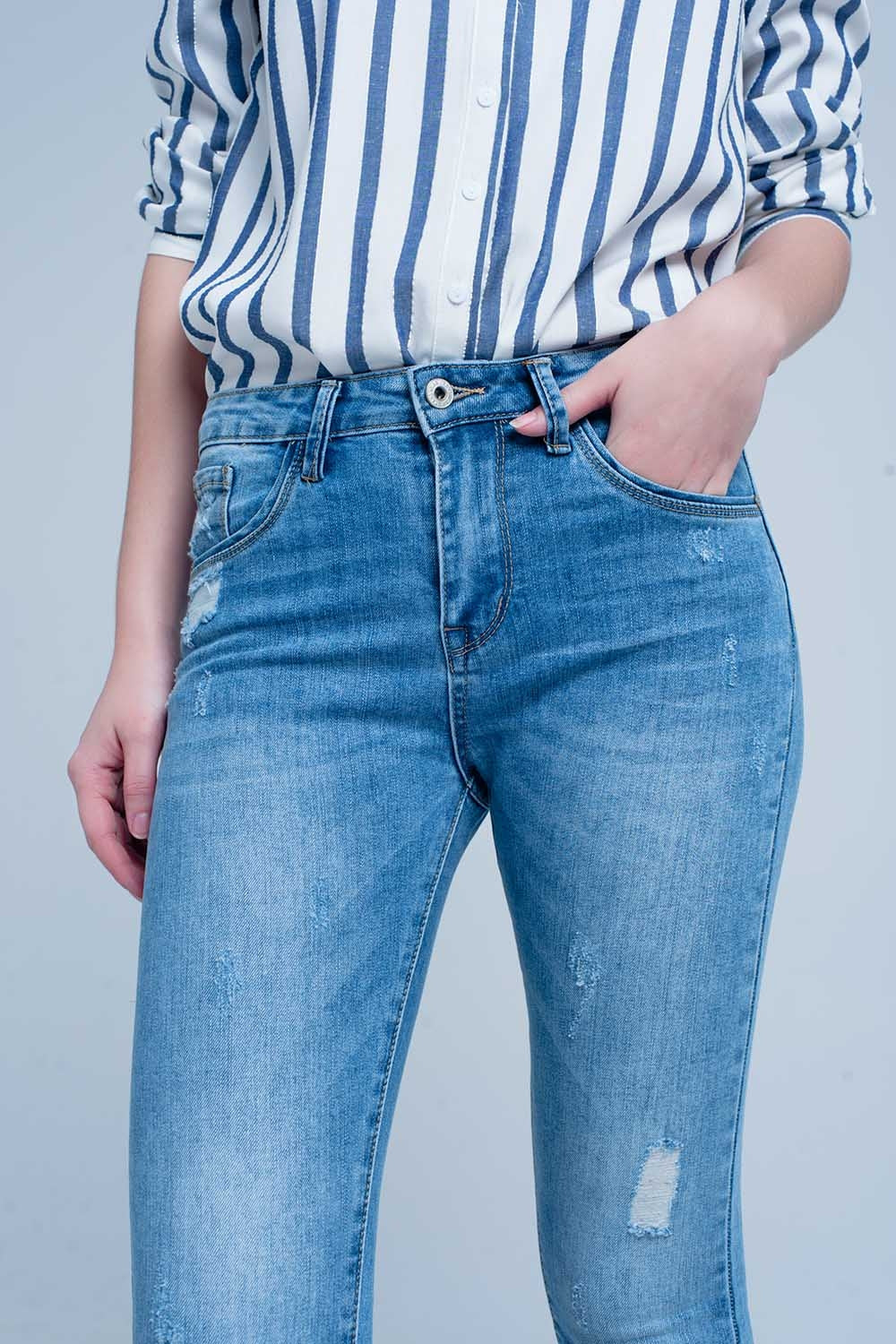 Vaqueros ajustados en azul con detalle rasgado Q2