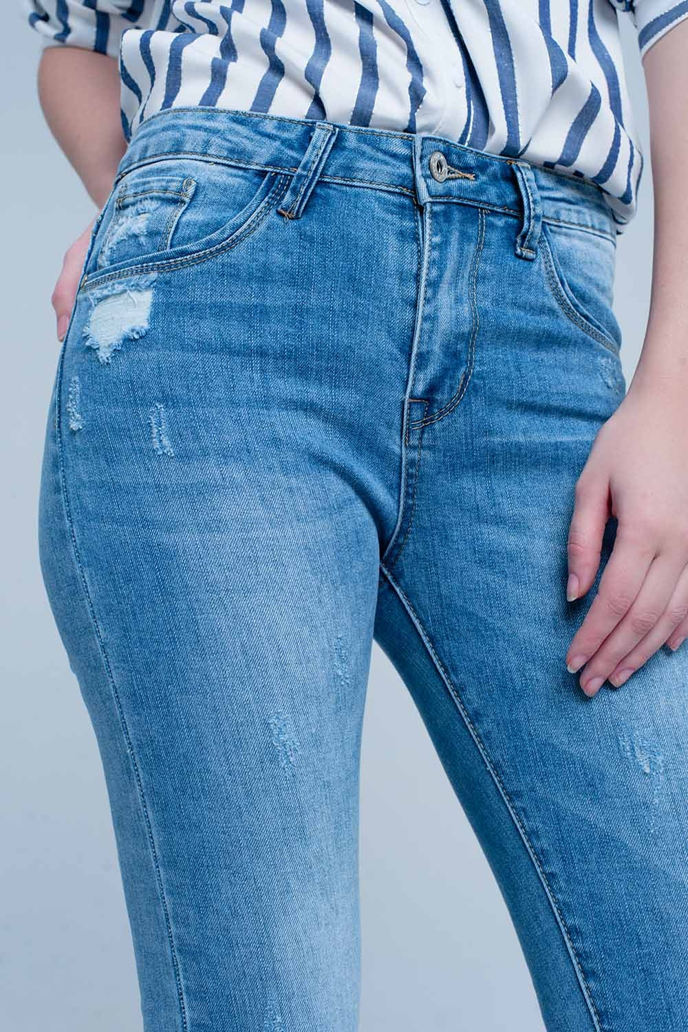 Vaqueros ajustados en azul con detalle rasgado Q2