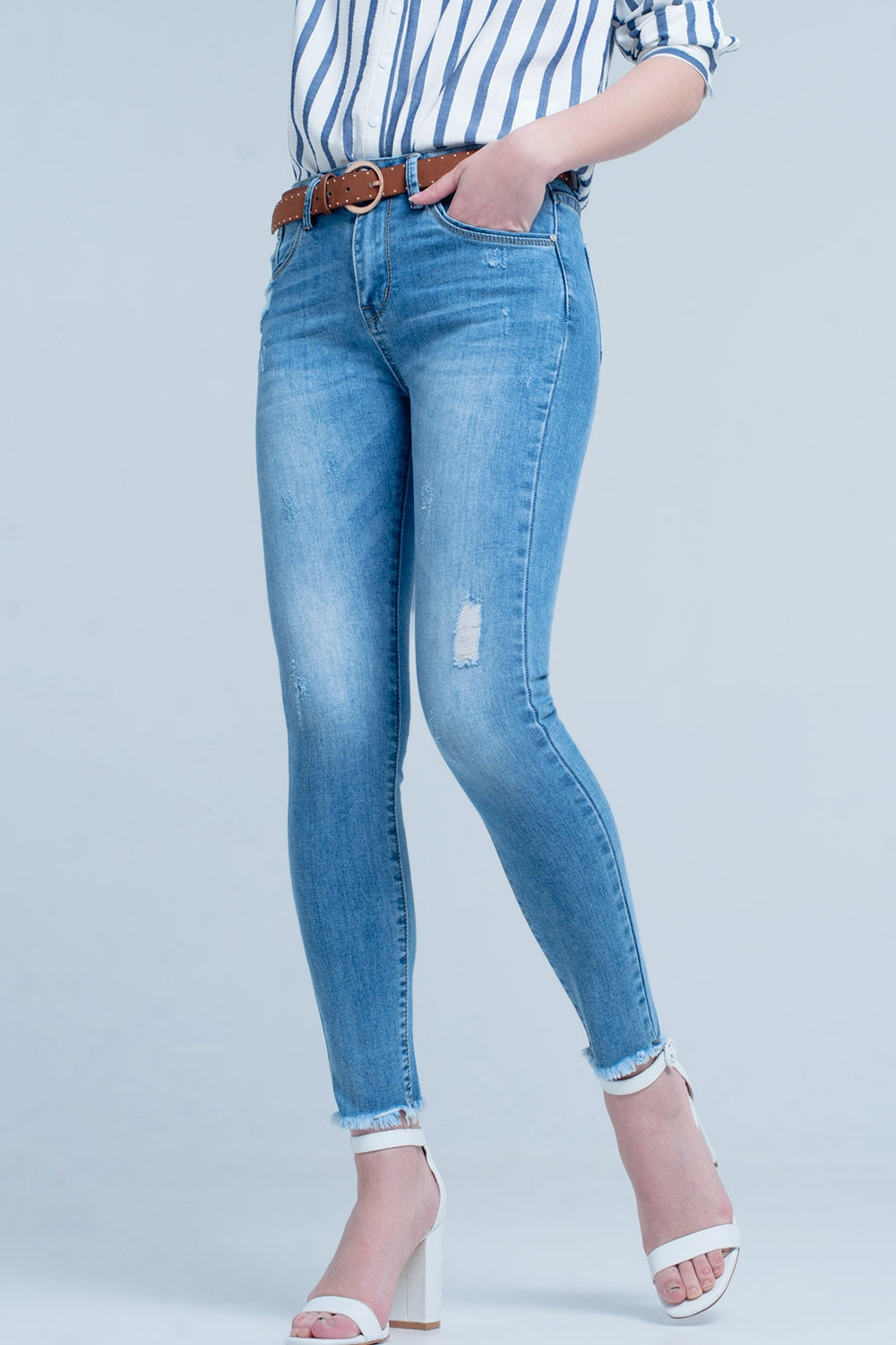 Vaqueros ajustados en azul con detalle rasgado Q2