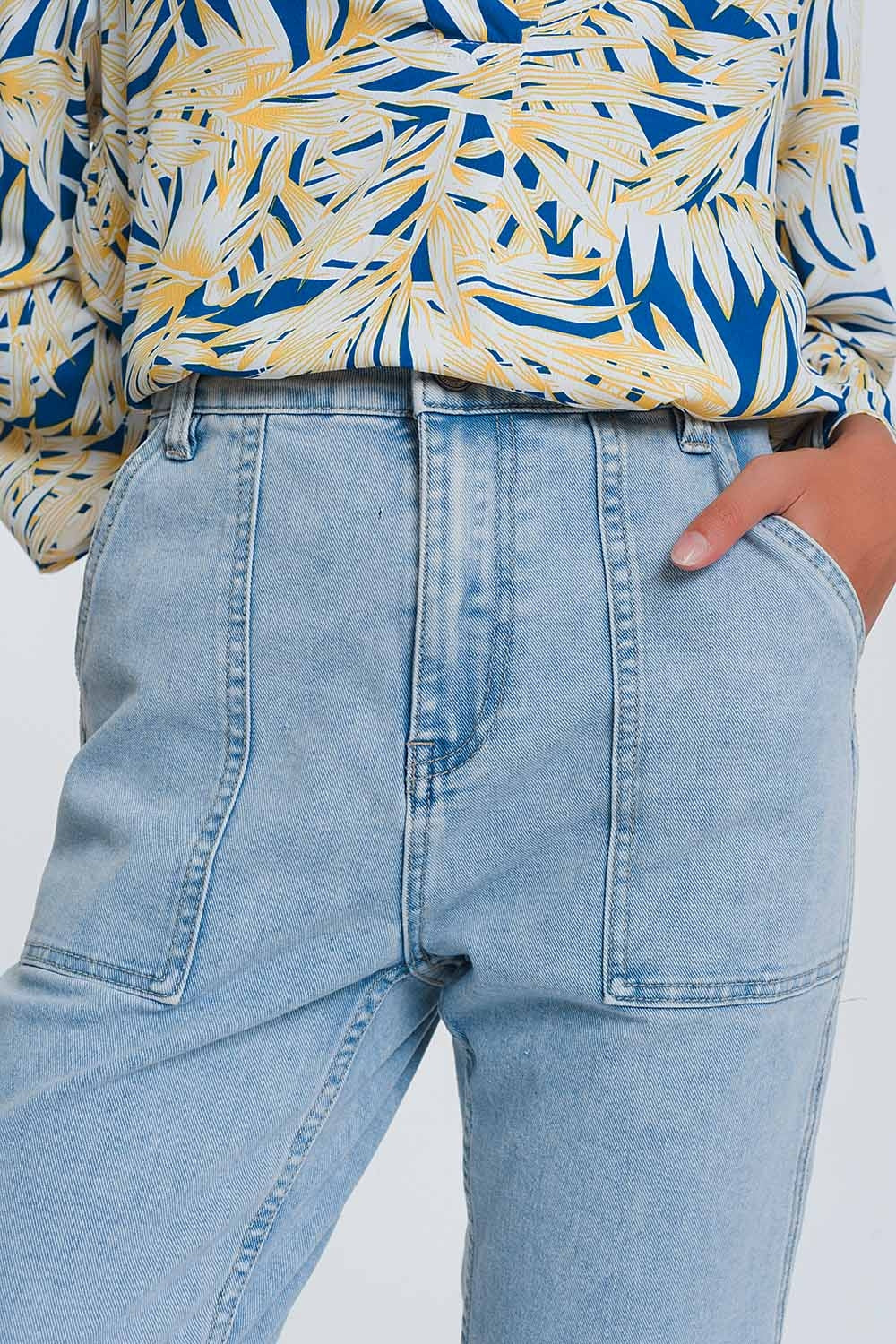 Vaqueros azul claro con detalle de bolsillo ovalado Q2