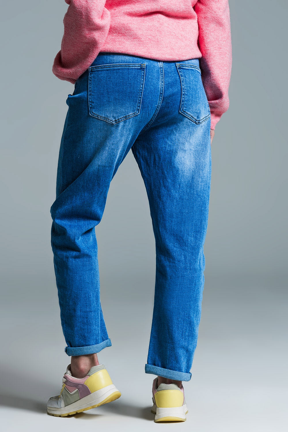 Vaqueros Basic Mom Fit en lavado medio con pinzas en las rodillas Q2