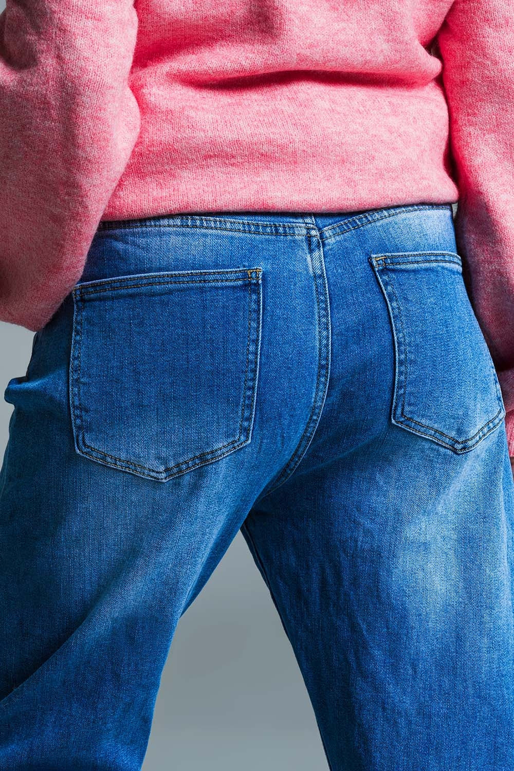 Vaqueros Basic Mom Fit en lavado medio con pinzas en las rodillas Q2