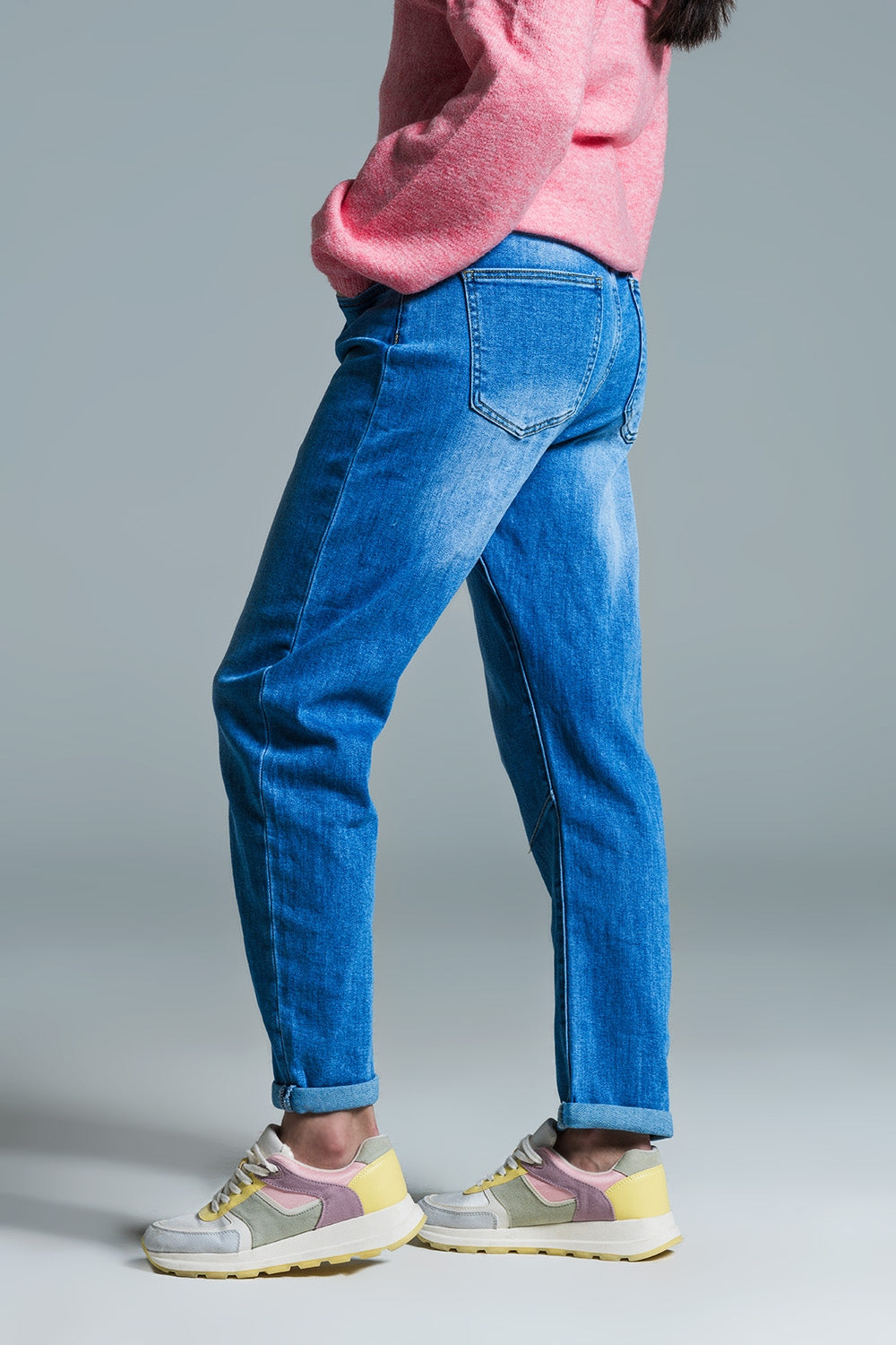 Vaqueros Basic Mom Fit en lavado medio con pinzas en las rodillas Q2