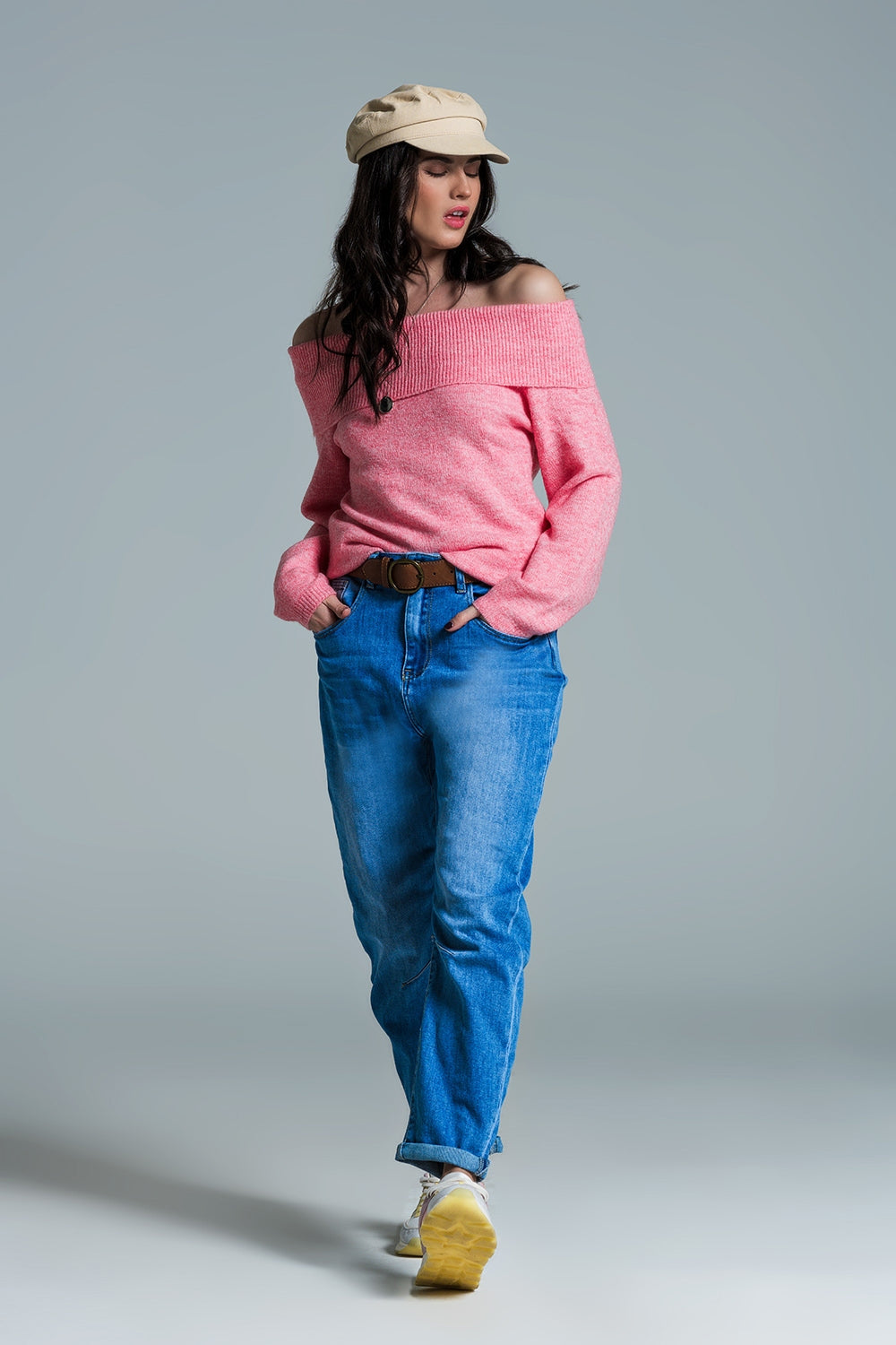 Vaqueros Basic Mom Fit en lavado medio con pinzas en las rodillas Q2