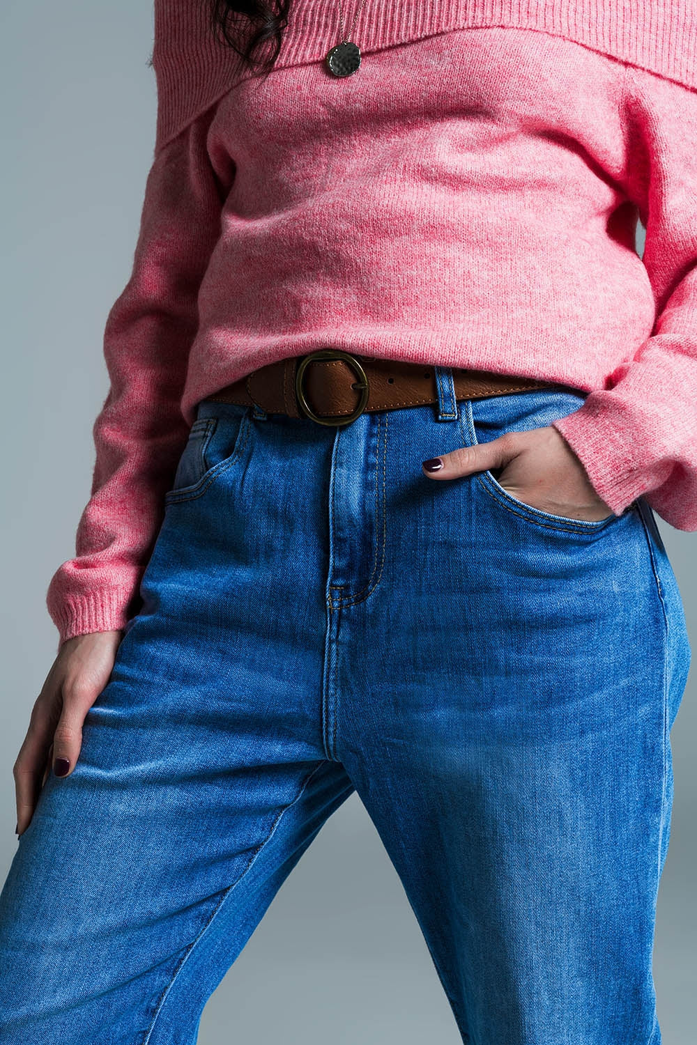 Vaqueros Basic Mom Fit en lavado medio con pinzas en las rodillas Q2