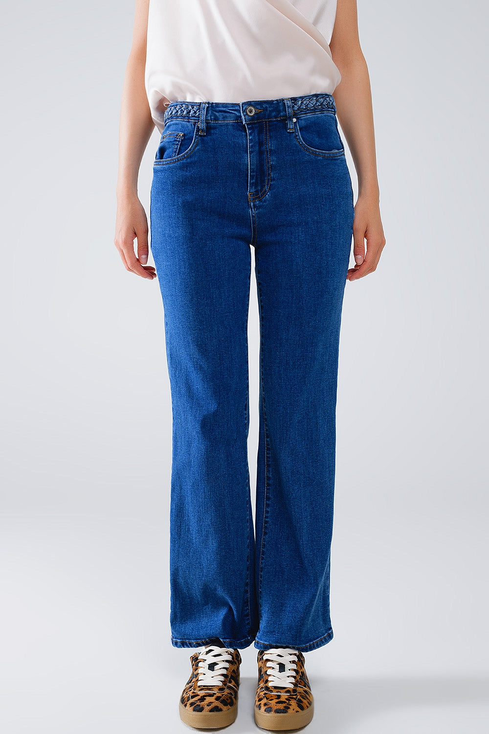 Vaqueros básicos azul oscuro con detalle de trenza en la cintura Q2
