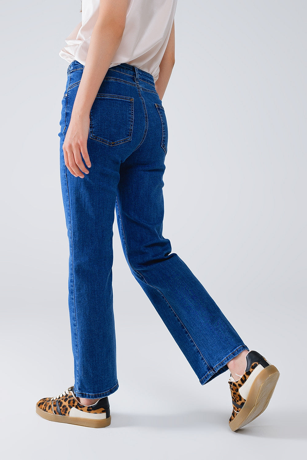 Vaqueros básicos azul oscuro con detalle de trenza en la cintura Q2