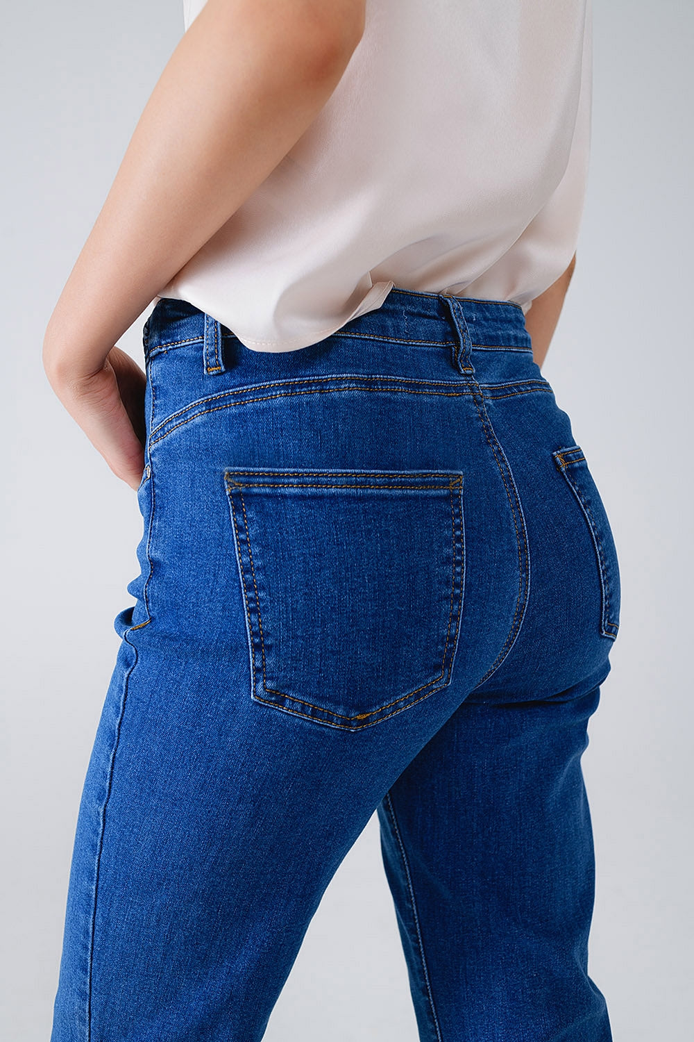 Vaqueros básicos azul oscuro con detalle de trenza en la cintura Q2