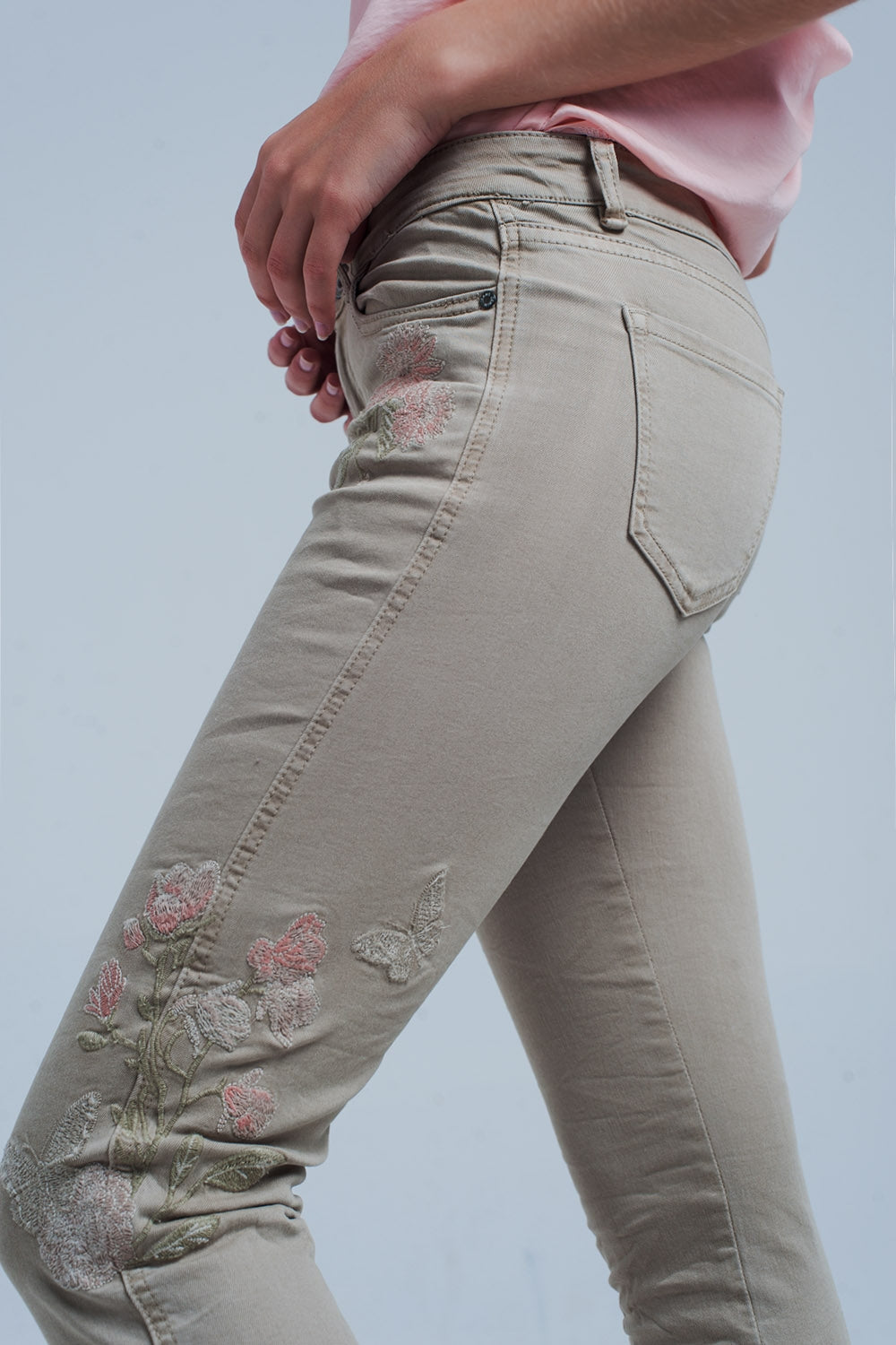Vaqueros beige con bordado floral Q2