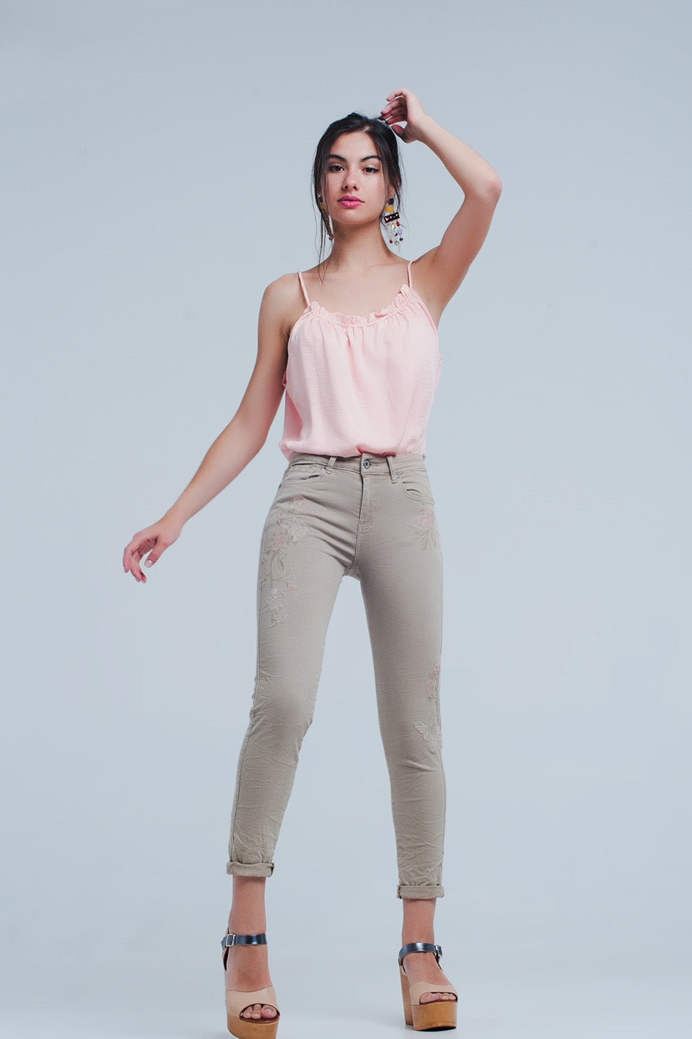 Vaqueros beige con bordado floral Q2