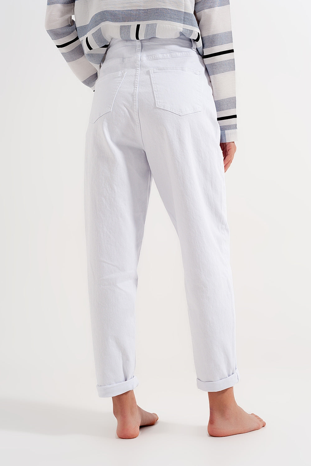Vaqueros blanco de corte tapered y talle alto Q2