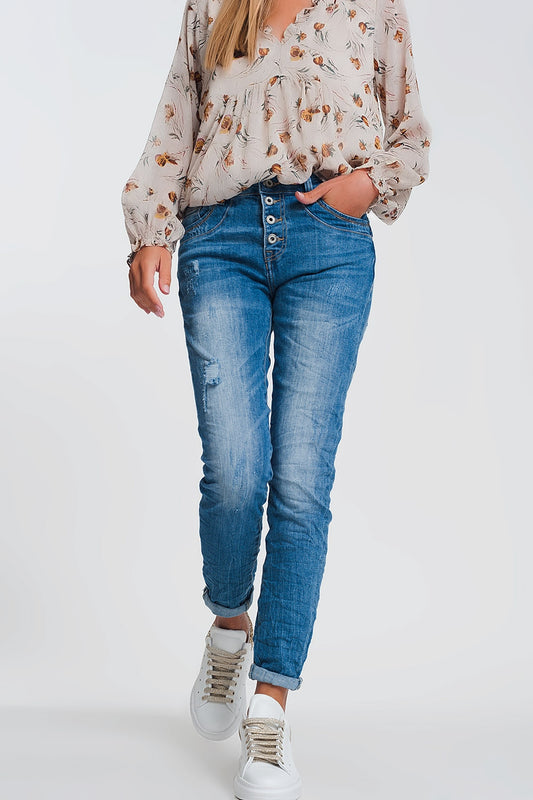 Q2 Vaqueros boyfriend arrugados en denim claro con detalles rasgados