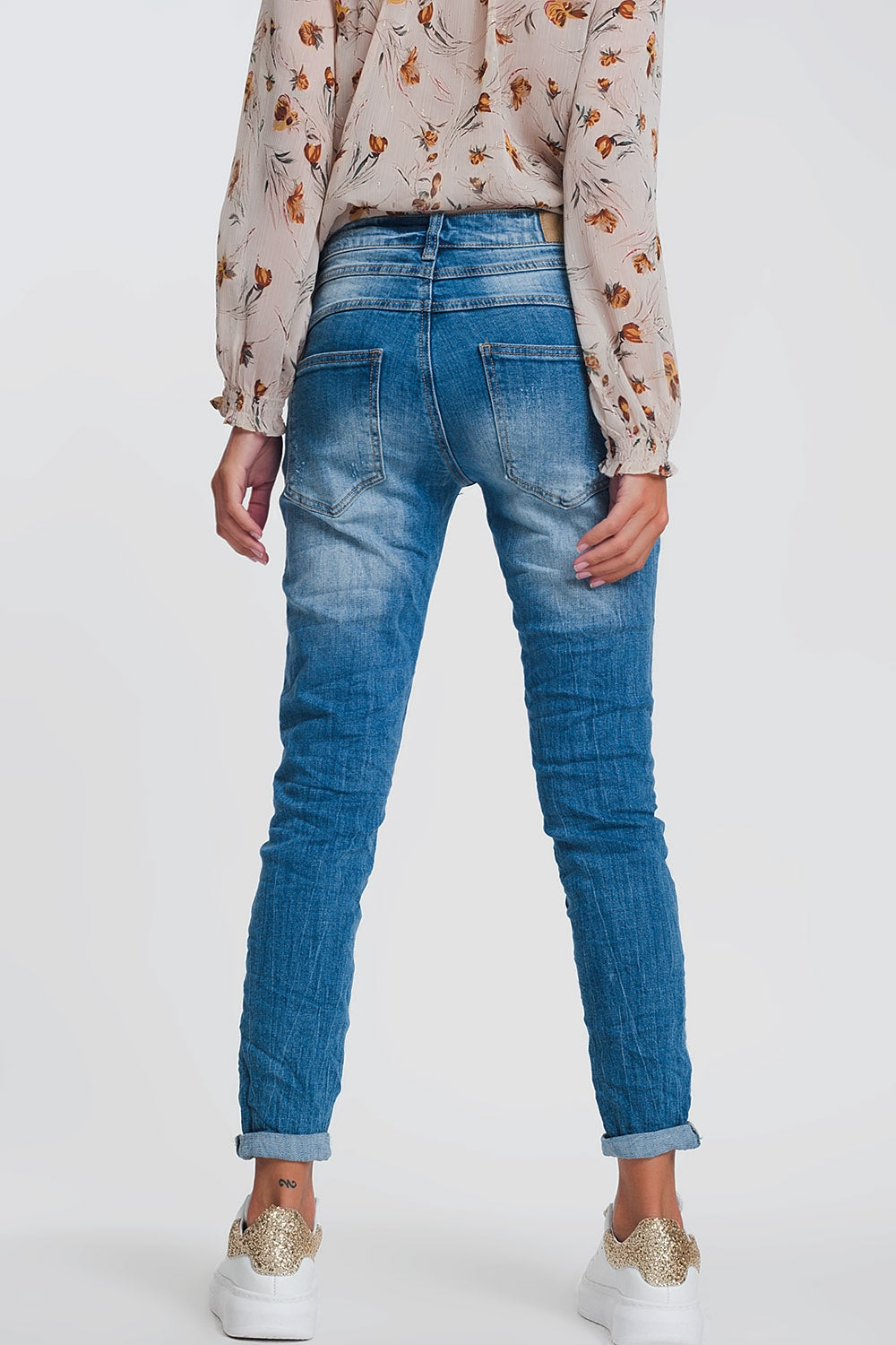 Vaqueros boyfriend arrugados en denim claro con detalles rasgados Q2