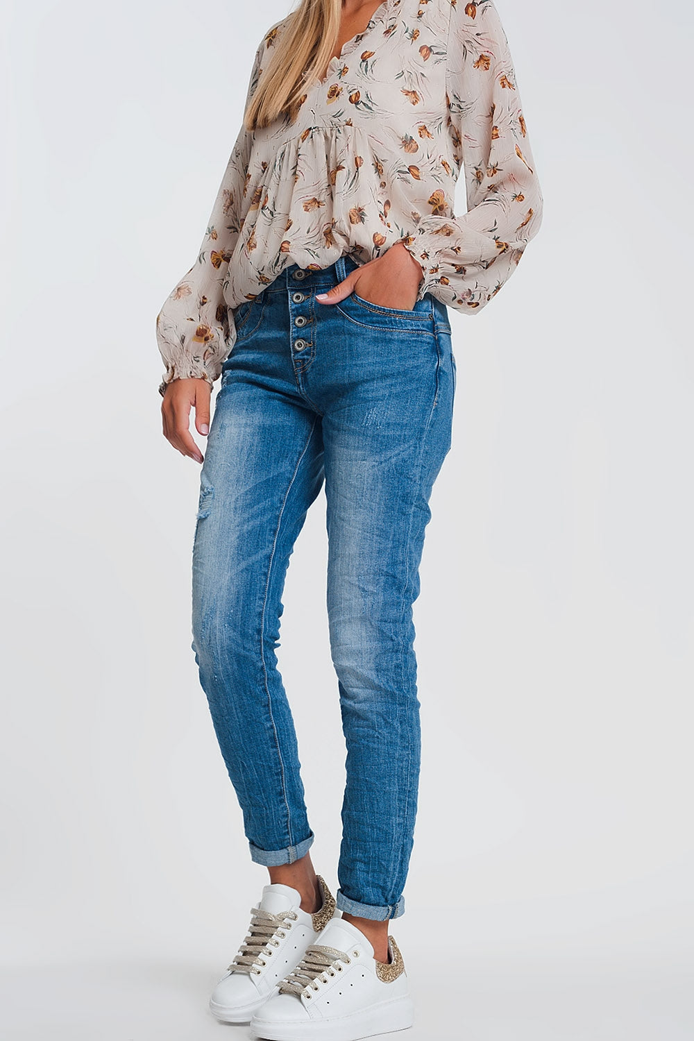 Vaqueros boyfriend arrugados en denim claro con detalles rasgados Q2