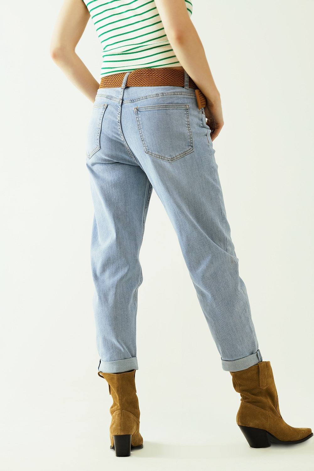 Vaqueros boyfriend azul claro con detalles de costuras en los bordes Q2