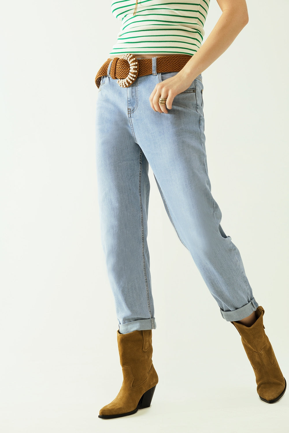 Vaqueros boyfriend azul claro con detalles de costuras en los bordes Q2