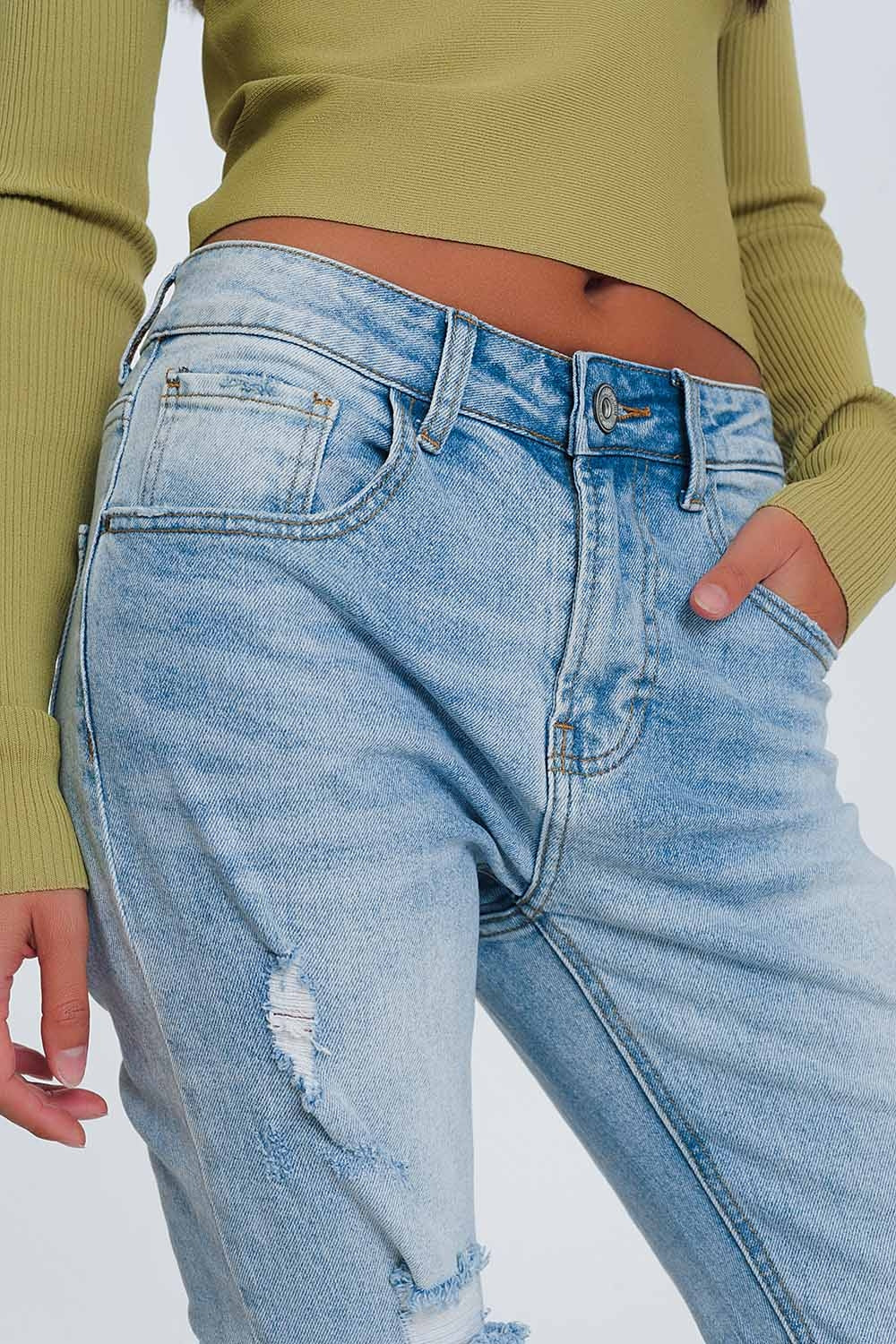 Vaqueros Boyfriend azul claro con detalles desgarrados Q2