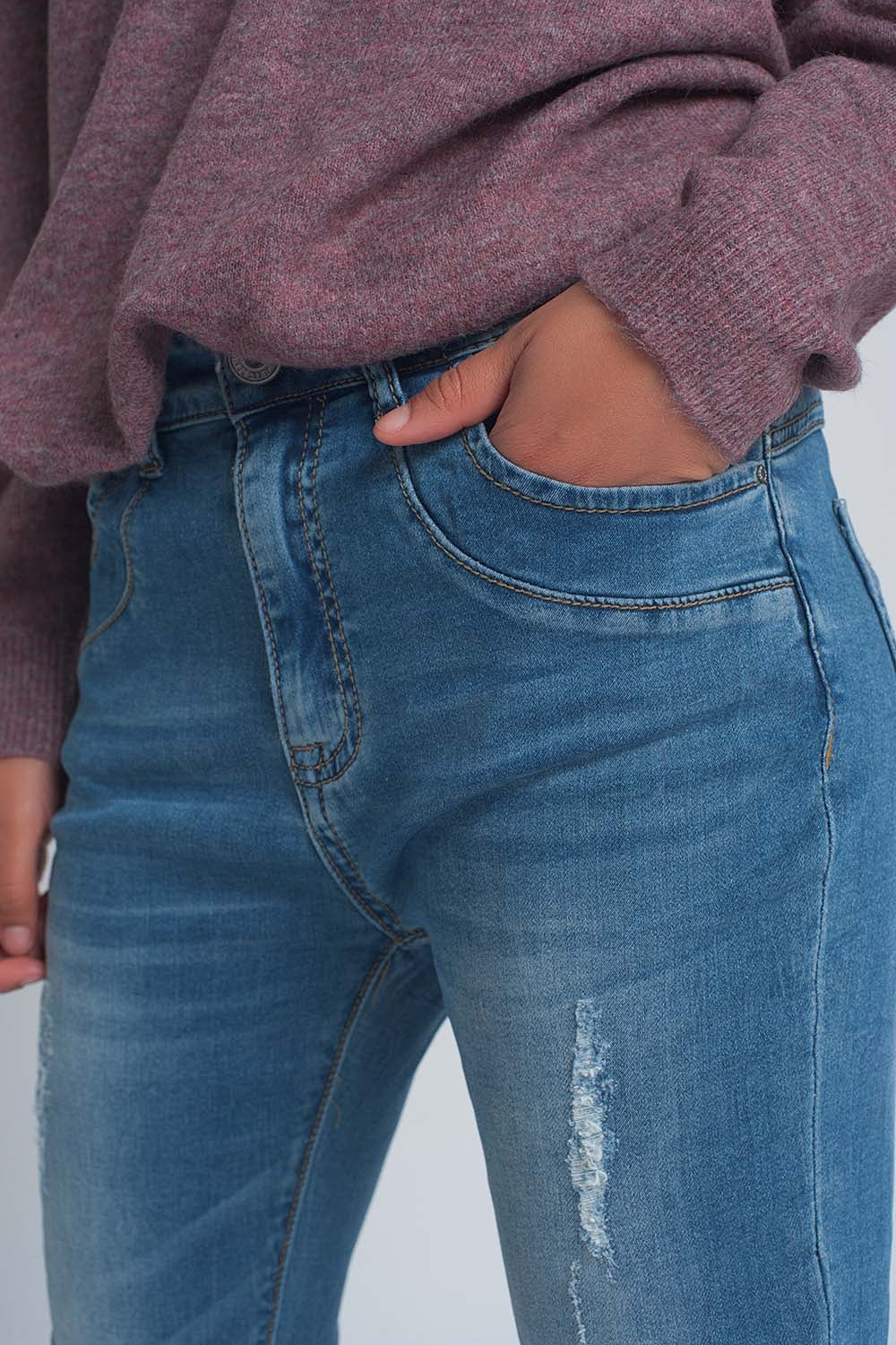 Vaqueros boyfriend de tejido fino con roturas y lavado medio Q2
