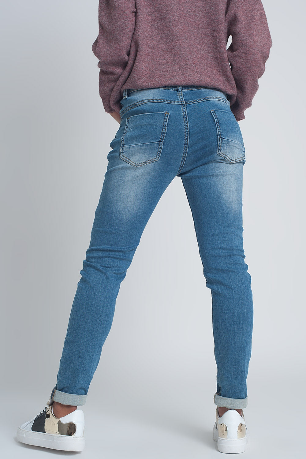Vaqueros boyfriend de tejido fino con roturas y lavado medio Q2