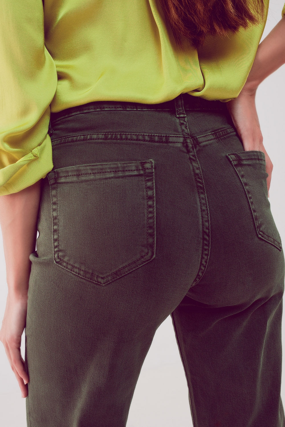 Vaqueros capri color caqui de pernera ancha Q2