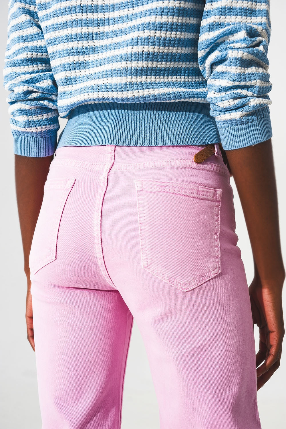 Vaqueros capri color rosa chicle de pernera ancha Q2