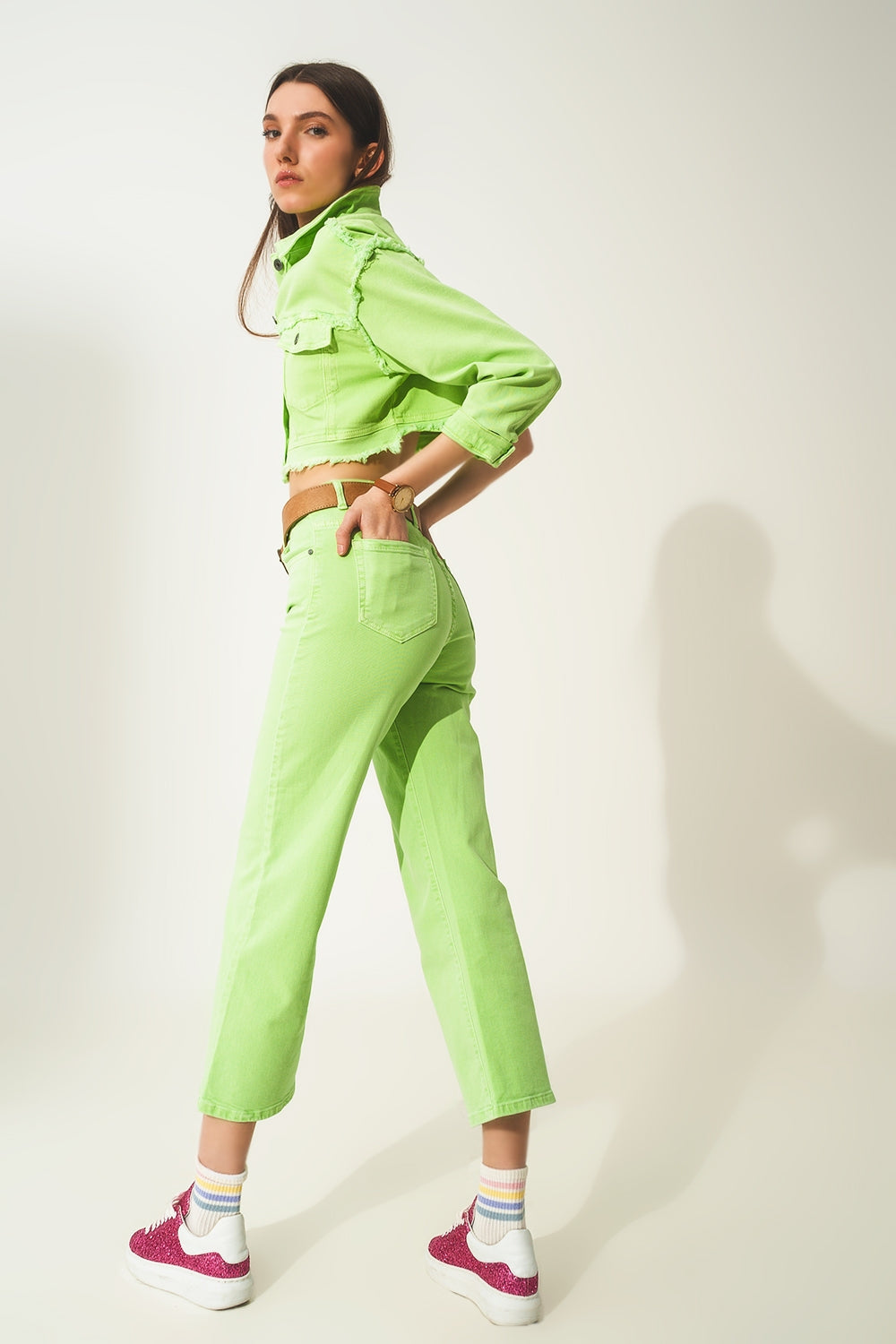 Vaqueros capri color verde acido de pernera ancha Q2