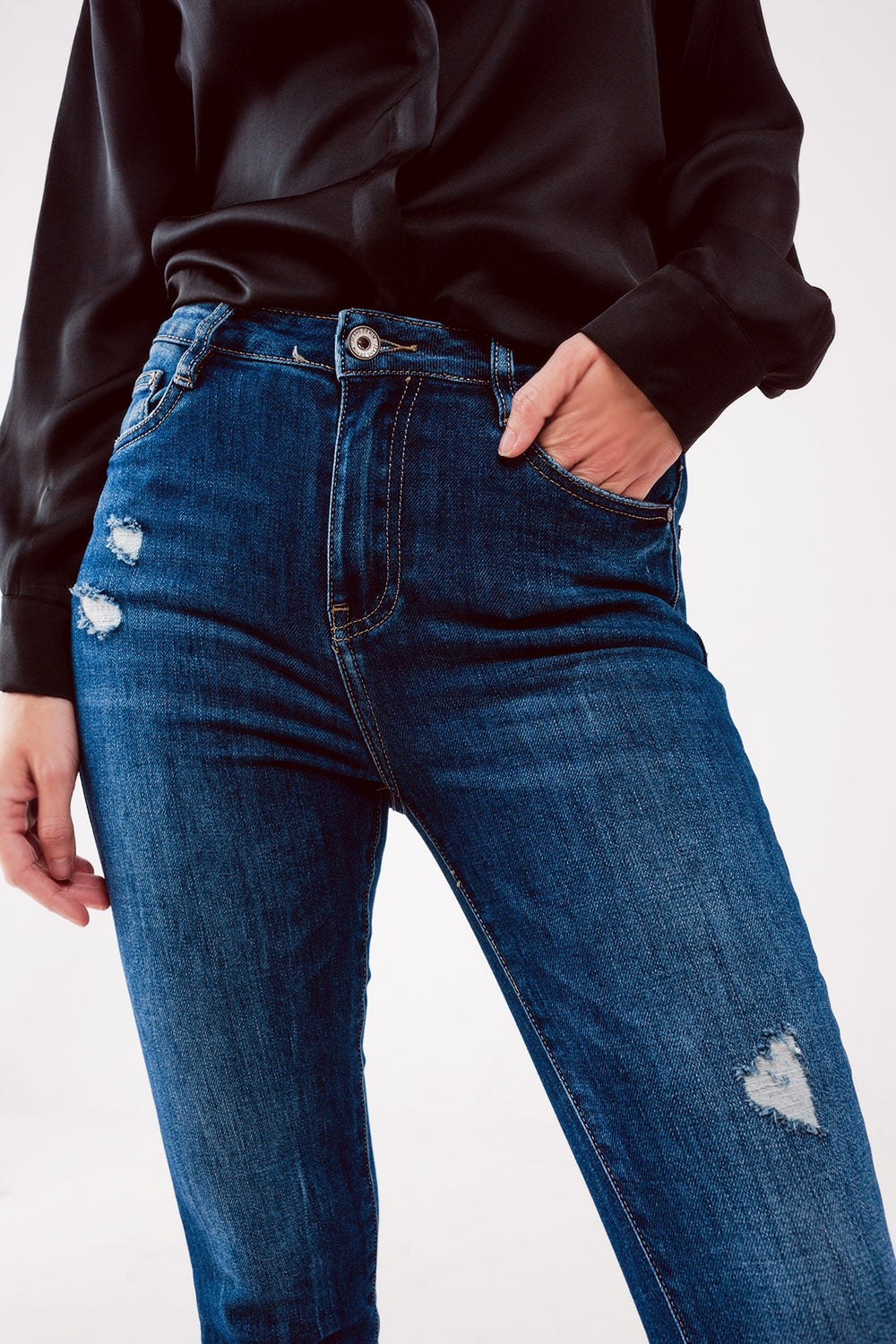 Vaqueros con lavado azul medio y diseño rasgado de corte pitillo Q2