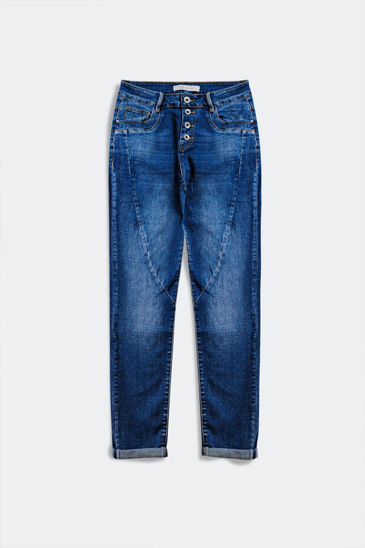 Q2 Vaqueros con lavado azul oscuro y detalle de costuras