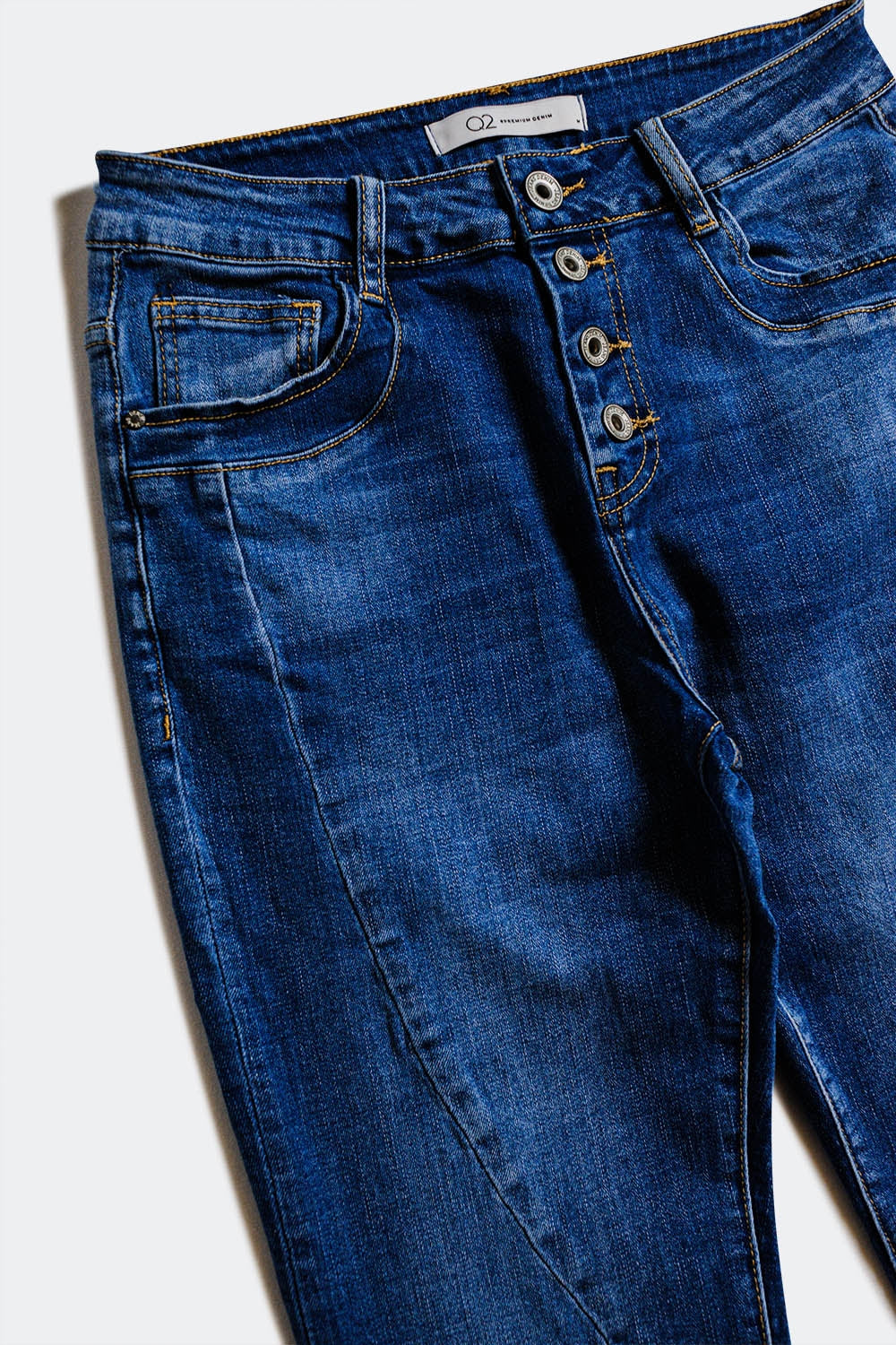 Vaqueros con lavado azul oscuro y detalle de costuras Q2